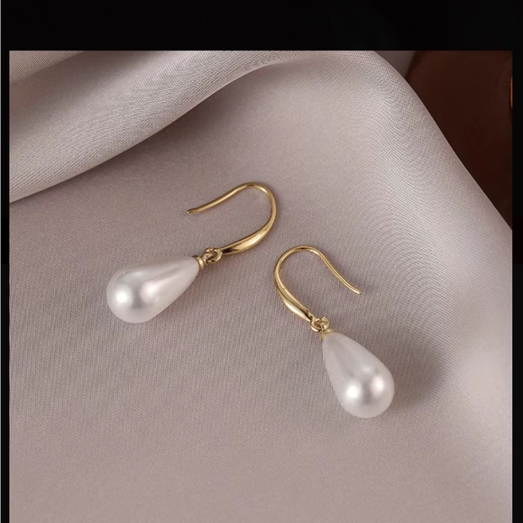 Pearl Waterdrop Gold Drop Earrings - Picture 2 of 5